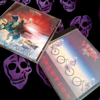 Cierra @leyendarocktienda y, con ella, una parte de nuestra adolescencia. Durante la segunda mitad de los 90, Leyenda era visita obligada para mí en cuanto conseguía algo de dinero para comprar un nuevo CD. Arturo te aconsejaba, te permitía escuchar un par de canciones antes de decantarte por un disco u otro, y cada visita era una experiencia tranquila e íntima. Además, mediante un extraño sistema informático, que tal vez era una conexión a internet primigenia, era capaz de conseguirte CDs de grupos algo más rebuscados. Y a mí, ya por aquel entonces, me interesaban los grupos rebuscados, desaparecidos e inencontrables.

A finales de los 90 fui ampliando un poco mis gustos musicales, me compré un buen tocadiscos y me metí de lleno en el vinilo de segunda mano, con lo que mis visitas a Leyenda fueron siendo más esporádicas. No obstante, he estado haciendo un repaso rápido por casa de los CDs que conseguí en Leyenda (los cuales conservo en su totalidad, e incluso recuerdo en qué mes y año los compré), y me han aparecido maravillas discográficas que a día de hoy siguen siendo mis favoritos de todos los tiempos. He aquí un pequeño resumen de los discos que, si no hubiera escuchado en esos momentos de mi vida, yo no sería yo:

• Viper: Un jevi más mayor que veraneaba en la misma playa que yo me los descubrió un verano y, al volver a Zaragoza, ¡voilà! En Leyenda tenían un fabuloso CD que recopilaba los 2 primeros discos.
• Stormwitch: Cuando Stormwitch se convirtieron en mi obsesión y era imposible localizar sus discos, Arturo me consiguió algunos, los cuales escuché tantas veces que prácticamente eran más necesarios en mi casa que el microondas.
• Nocturnal Rites: A pesar de la terrorífica portada hecha con la primera versión de Photoshop por un mono daltónico amaestrado, compré su primer disco, luego los dos siguientes, y sigo escuchándolos religiosamente al menos una vez al año.
• Gravestone, SDI: Más grupos misteriosos del jevi alemán de los 80, que desde luego no podías encontrar en el Corte Inglés. Ahora ya han sido todos reeditados hasta en vinilo y con sus portadas originales, pero en 1997 localizar estos discos era una quimera.

... Finalizo en comentarios.