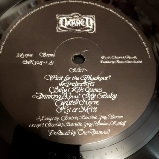 Hoy he tenido un poco de miedo. Era el típico día que empieza con un apagón, y terminas durmiendo sobre una colchoneta en un polideportivo, junto a otros cientos de personas que también han sido evacuadas de sus casas.

Últimamente he estado escuchando bastante la canción "Wait for the Blackout" de The Damned, así que quizás tengo poderes y soy el culpable. Todavía recuerdo lo que pasó cuando volví de Japón y deseé que el uso de mascarillas se normalizara en España.

Por tanto, mañana cambio de disco. Mañana solamente "Electricity" de OMD.

#waitfortheblackout #thedamned #apagon #electricity #omd