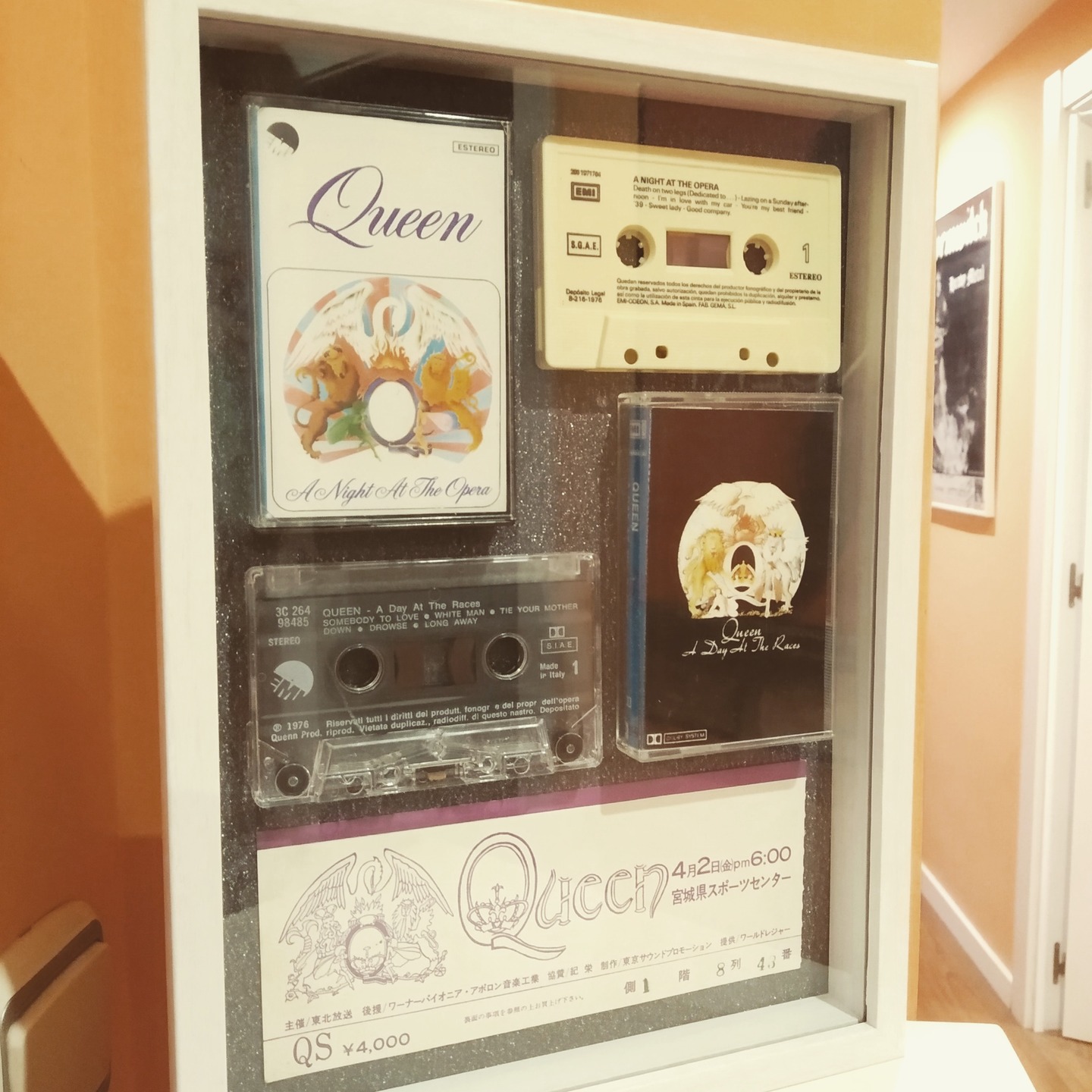 No sé muy bien entre qué grupo demográfico pero, insólitamente, las cintas de cassette parecen haberse revalorizado, así que estoy vendiendo algunas cosas en Wallapop. Desde los años 90, he ido reemplazando todas mis viejas cintas por ediciones en CD o vinilo (¡o ambas, en algunos casos!), con lo que ya no tienen mucha utilidad para mí.

No obstante, hay algunas de las que, por motivos sentimentales, me es absolutamente imposible desprenderme, así que sospecho que me veré obligado a llevármelas a la tumba como un Faraón de los formatos de audio obsoletos. Por ejemplo, los cinco primeros discos de Queen son lo mejor que existe en el mundo, y su compra y posterior escucha, cuando tenía 11 o 12 años, fueron momentos cercanos a la epifanía.

Así que se me ocurrió esta manualidad DIY con mi mentalidad poco práctica habitual: ¿Por qué no intentar que un trasto ocupe 10 veces más en casa? La entrada es original, de un concierto en Japón en 1976, la encontré por sorpresa dentro de un disco de vinilo que compré hace unos meses. Algún meticuloso japonés llamado Yoshiro la conservó intacta durante casi 50 años en su pequeña casa de Sendai, y ahora está adornando la pared de otra pequeña casa en España. Mata ne!

#queen #cassette #anightattheopera #adayattheraces #cintas #retroaudio