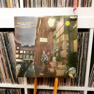 Esta tarde visitamos por sorpresa el rastrillo de una parroquia cercana a casa, sin mucha esperanza ni interés. Pero, enterrado entre los habituales vinilos de mierda que suele haber en este tipo de mercadillos, apareció un Ziggy Stardust de David Bowie, ¡por 2 euros!

Ante la expresión de éxtasis en mi habitualmente imperturbable cara, y al ver que un ojo se me salía de la órbita como impulsado por un muelle, tanto mi observadora esposa como una señora que estaba al acecho se apresuraron a comunicarme que "no no, los de la pegatina amarilla cuadrada valen 2 euros, los de la estrella amarilla cuestan 20 euros".

Maldición, queda confirmado, se terminaron los chollos en los rastrillos católicos, tan habituales en tiempos pasados más felices. Aún con todo, he picado. En mi defensa, diré que llevaba años al acecho de este disco y nunca lo he visto por menos de 20 euros, y que está nuevo como recién comprado en Galerías Preciados en 1972. Y bueno, los fondos seguro que van destinados a algo benéfico y eso.

Como bonus, otra señora que también rondaba acechante nos regaló una cosa de madera con un Mickey Mouse con pinta de no tener licencia de Disney, y la inicial de nuestro hijo. Ventajas de visitar mercadillos con un carrito de bebé conteniendo un niño atractivo.

#davidbowie #bowie #rastrillo #mercadillo #mickeymousebootleg #vinyl #ziggystardust #ziggy