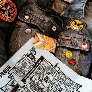 Hace unos días, por la calle, un chaval joven me dijo de repente que mi chaqueta era "to guapa" y "tope flama". Ignoro si se estaba riendo de mí pero, en caso contrario, me hace muy feliz saber que un abuelo como yo puede seguir siendo mínimamente cool ante los ojos de la juventud.

Rebuscando en los bolsillos, he encontrado un montón de parafernalia de mi último (y primer) viaje a Los Ángeles, y eso implica que no lavo esta chaqueta desde al menos 2014. Es posible que más de 10 años de mugre añadan un alto componente de "flama" al aspecto de una prenda.

#thewildhearts #thecult #backtozero #amoebamusic