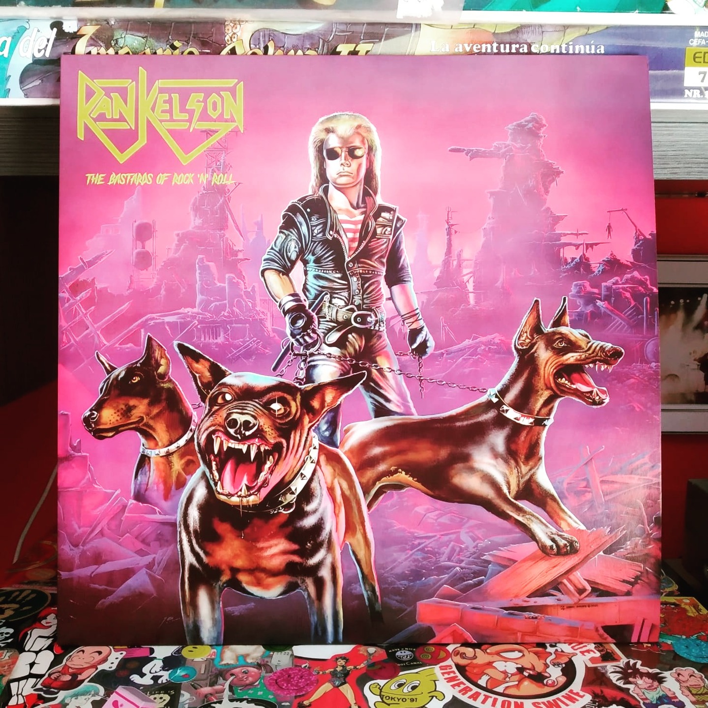 Mi adquisición de la semana ha sido este "The Bastards Of Rock 'n' Roll", segundo disco de Rankelson editado en 1987, pero en su reciente reedición por Diabolic Might Records, ya que el original está muy alejado del tope de mi presupuesto mensual para discos jevis sepultados en el más absoluto olvido.

Si esta portada no te incita imperiosamente a averiguar qué contiene grabado en su interior, supongo que estás muerto/a. Paradójicamente, su primer disco es bastante mejor aunque su portada era una mierda, con lo que no estoy muy seguro de cuál es la moraleja de esta historia. Imagino que la belleza está en el interior pero, si el exterior mola, es mucho mejor para todos.

#rankelson #diabolicmightrecords #heavymetalonvinyl #vinylrecords