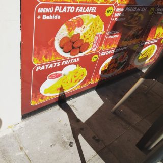 Una vez diseñé un folleto, encontré una errata una vez impresas un montón de copias de la que nadie se había percatado, y estuve frustrado durante un año.
Me pregunto cómo se sentirá la persona que ha llevado a cabo toda la "imagen corporativa" de mi nuevo kebab de confianza.

Aunque tal vez esté intentando recuperar el proyecto del esperanto, el idioma universal. Me encantaría poder decir "bocadiollo", "patats" y frases totalmente inconexas, y que me entendieran en cualquier parte del mundo.

#kebab #bocadiollo #falafel #offerta #asta #quequieresdurumpollogrates