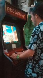 Si en 1990 me hubieran preguntado cómo quería pasar el resto de mis cumpleaños, seguramente habría dicho que jugando a la recreativa de Superman en un bar.

No todos los años ha sido posible, pero éste sí.