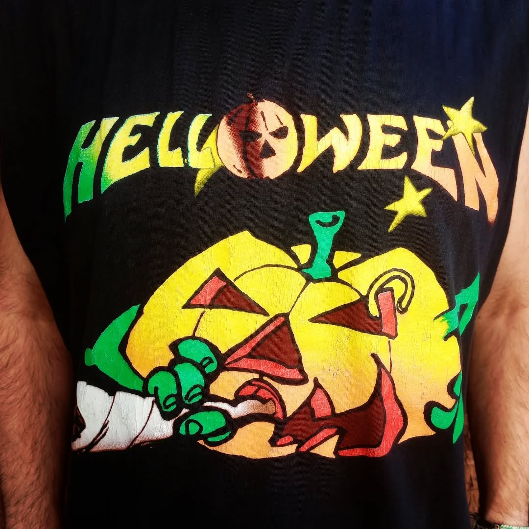 Encontré esta camiseta en casa de mis padres, y le estoy dando una segunda vida este verano. Es original de la época en la que salió el "Time of the Oath" de Helloween.

Por aquel entonces, el mundo del tallaje de las camisetas jevis no era muy amplio, y normalmente tenías que tirar con el único tamaño que había disponible, que generalmente era gigantesco. Así que esta camiseta jamás me quedó bien, ya que se asemejaba más a un camisón que a una prenda de rockero rebelde. En algún momento decidí recortarle tanto las mangas como la largura, y la acabé de joder del todo.

Pero hoy, ya desprovisto de todo sentido del ridículo debido a mi vejez, creo que por fin me veo bien con ella. No olvidemos que este disco se editó allá por 1996, creo, y yo ya tenía 16 años.

#helloween #heavymetal #thetimeoftheoath #1996